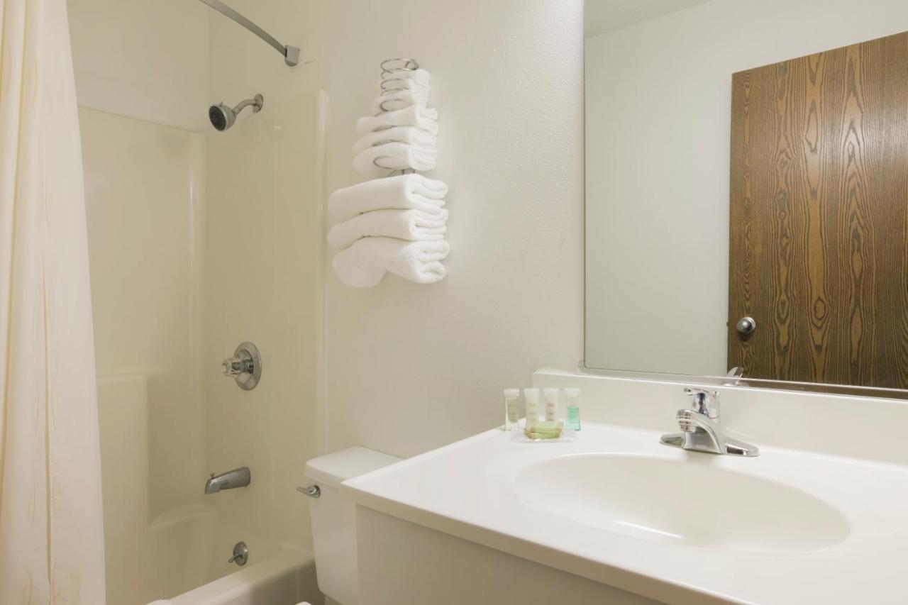 Super 8 By Wyndham East Peoria Motel Room photo